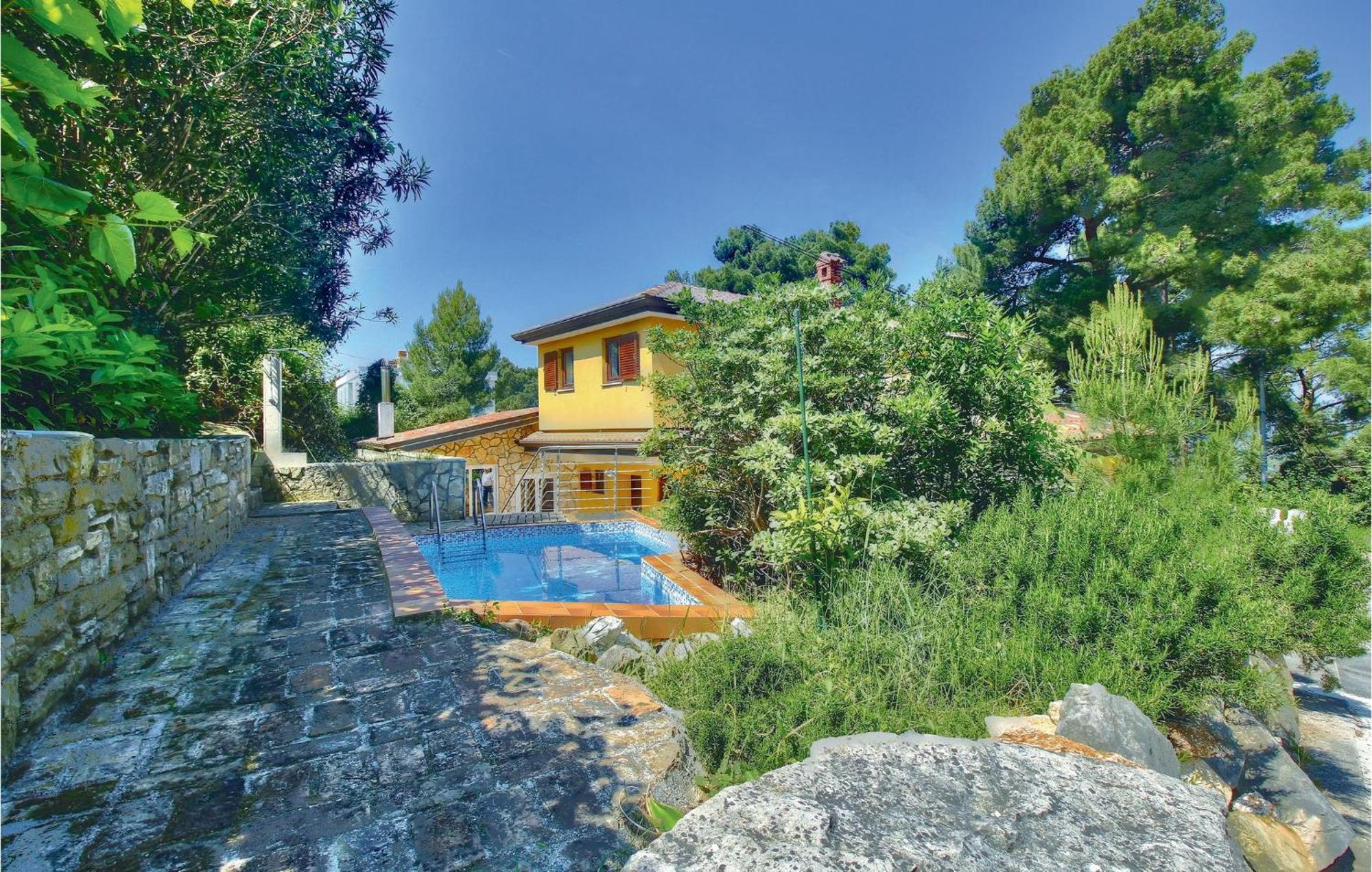 Amazing home in Buje with 3 Bedrooms, WiFi&Outdoor swimming pool Zewnętrze zdjęcie
